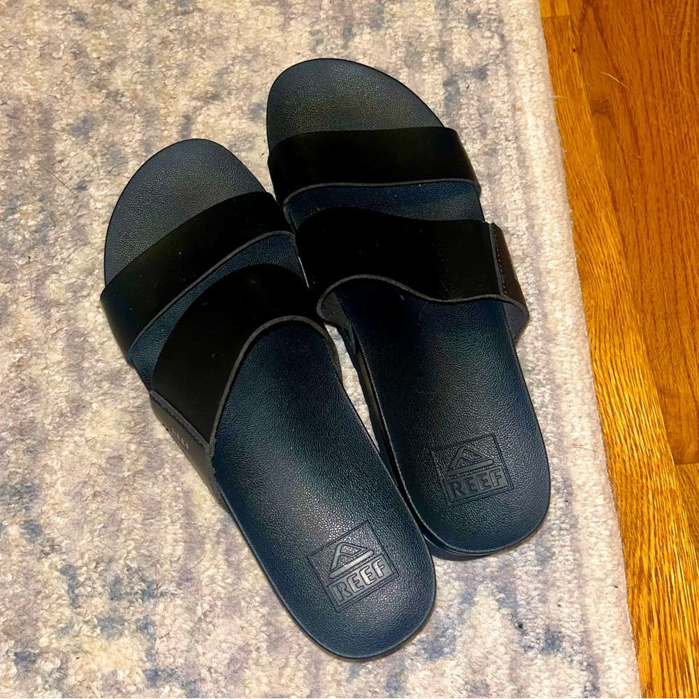 Cute platform, REEF Cushion Vista Hi, leather, black sandals, worn twice!